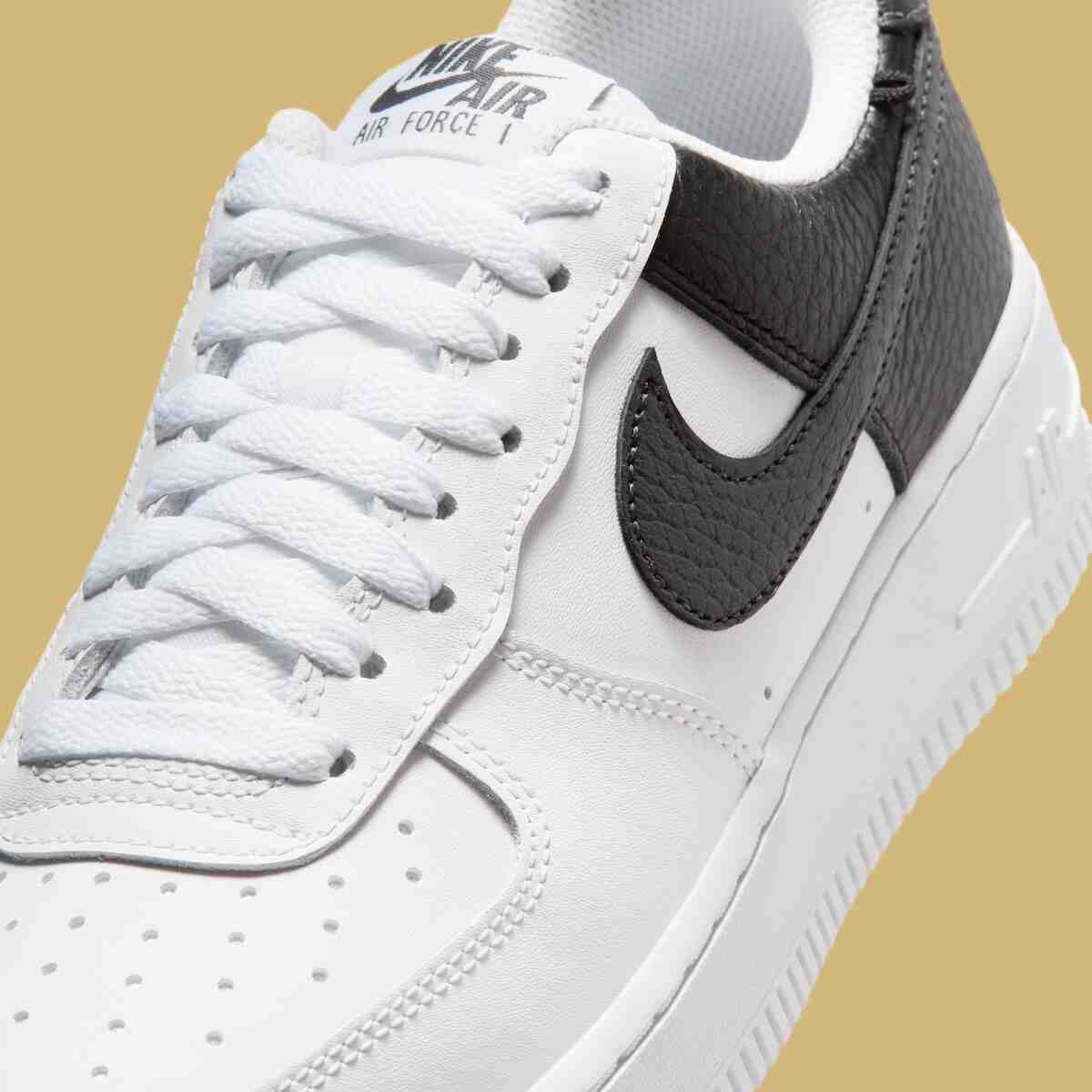 這款 Nike Air Force 1 Low 女裝包括 "金色吊墜手鏈"。 Nike Air Force 1 Low, Nike Air Force 1, Nike - 這款 Nike Air Force 1 Low 女裝包括 "金色吊墜手鏈"。