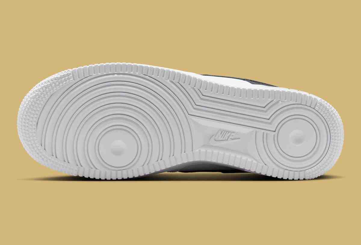 這款 Nike Air Force 1 Low 女裝包括 "金色吊墜手鏈"。 Nike Air Force 1 Low, Nike Air Force 1, Nike - 這款 Nike Air Force 1 Low 女裝包括 "金色吊墜手鏈"。