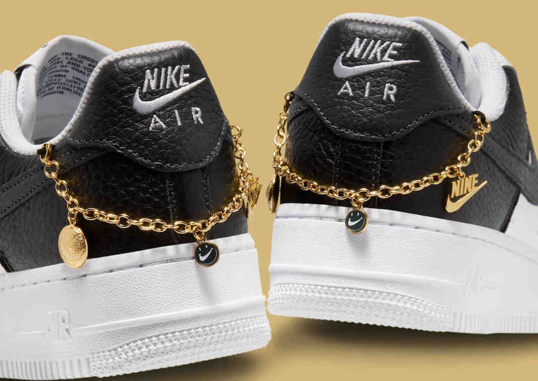 Nike Air Force 1 Low, Nike Air Force 1, Nike - 這款 Nike Air Force 1 Low 女裝包括 "金色吊墜手鏈"。