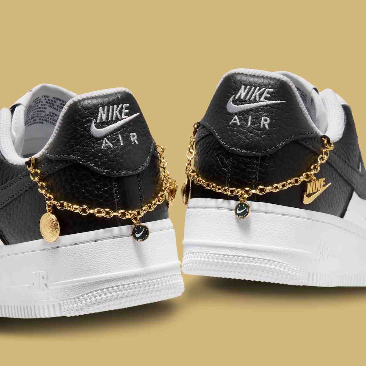 這款 Nike Air Force 1 Low 女裝包括 "金色吊墜手鏈"。 Nike Air Force 1 Low, Nike Air Force 1, Nike - 這款 Nike Air Force 1 Low 女裝包括 "金色吊墜手鏈"。