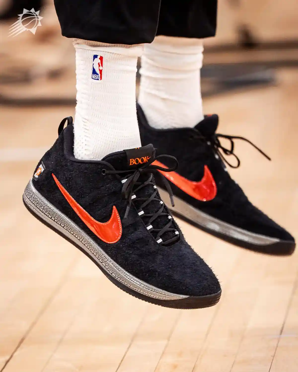 德文-布克亮相底特律靈感的耐克 Book 2 "Bad Boys" PE Nike Book 2, Nike, Devin Booker - 德文-布克亮相底特律靈感的耐克 Book 2 "Bad Boys" PE