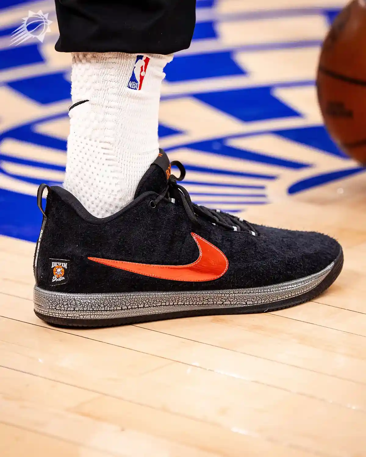 德文-布克亮相底特律靈感的耐克 Book 2 "Bad Boys" PE Nike Book 2, Nike, Devin Booker - 德文-布克亮相底特律靈感的耐克 Book 2 "Bad Boys" PE