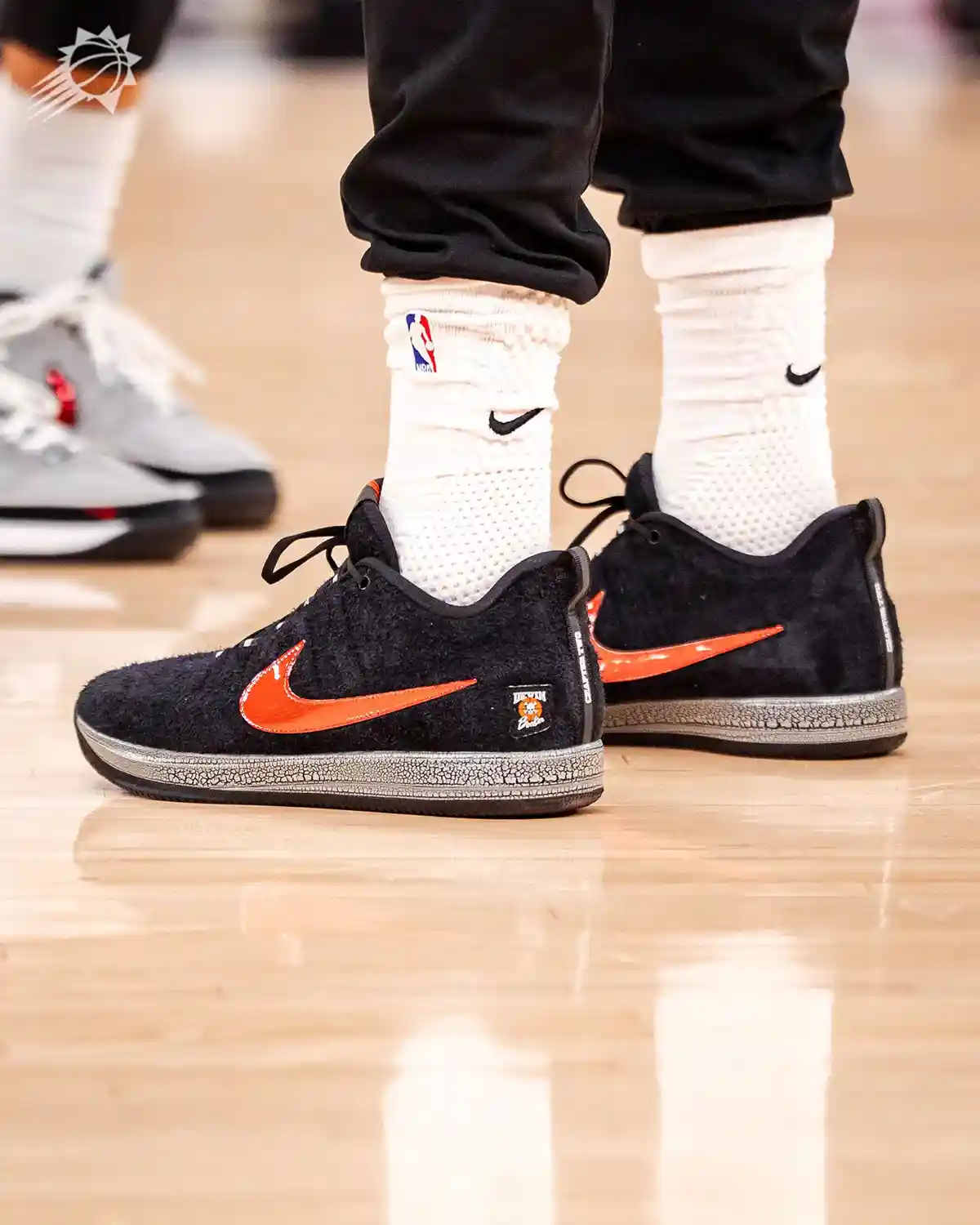 德文-布克亮相底特律靈感的耐克 Book 2 "Bad Boys" PE Nike Book 2, Nike, Devin Booker - 德文-布克亮相底特律靈感的耐克 Book 2 "Bad Boys" PE