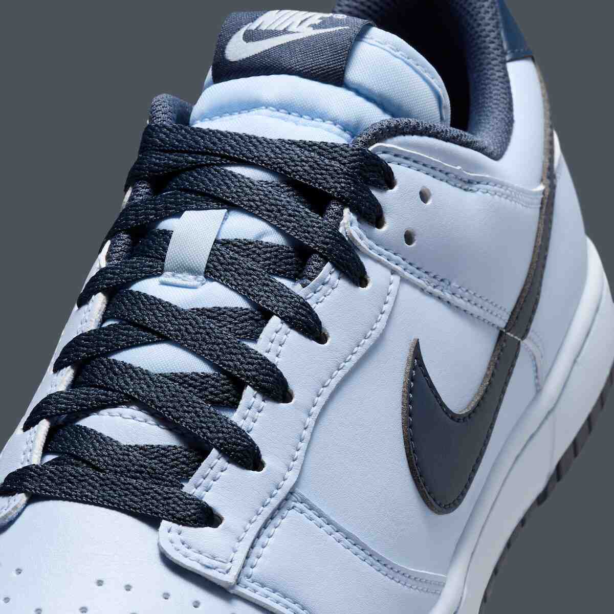 Nike Dunk Low, Nike - 耐克 Dunk Low 復古風 "氫藍 "為 2026 年夏季帶來酷炫雙色外觀