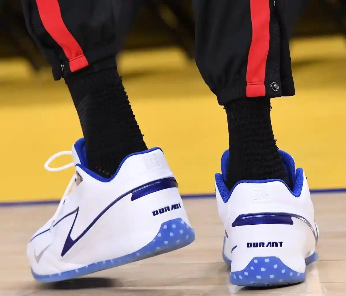 Nike KD 19, Air Jordan 18, Air Jordan 1, Air Jordan - 凱文-杜蘭特首次亮相耐克 KD 19 PE，靈感來自米高-喬丹的 Air Jordan 18