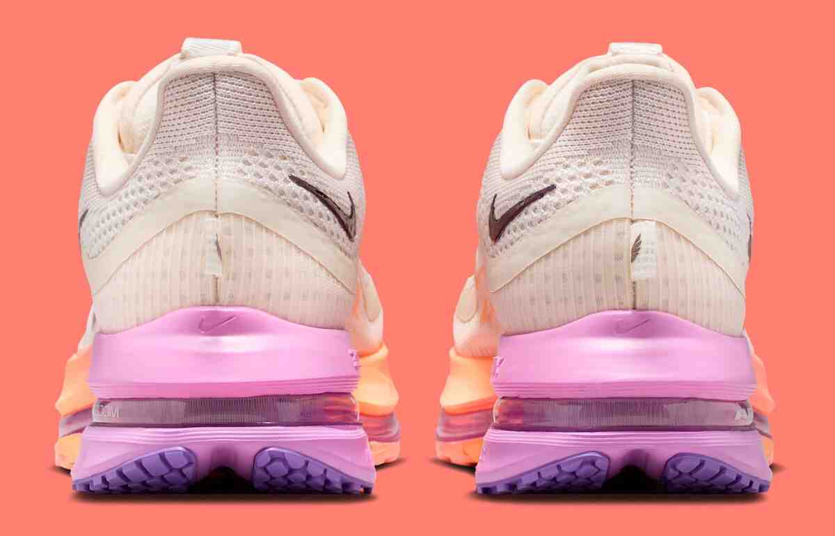 Nike Pegasus Premium, Nike - 耐克 Pegasus Premium "白堊色/橙色脈沖 "現已上市