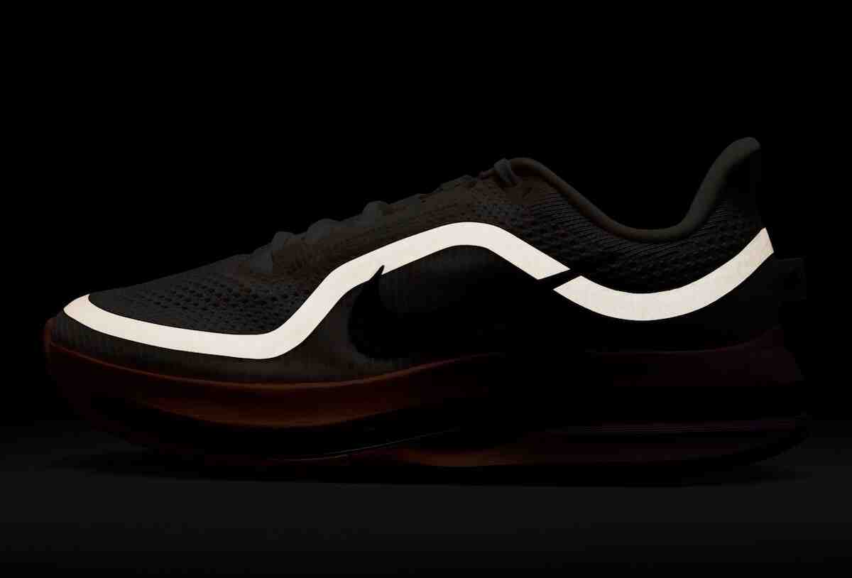 Nike Pegasus Premium, Nike - 耐克 Pegasus Premium "白堊色/橙色脈沖 "現已上市