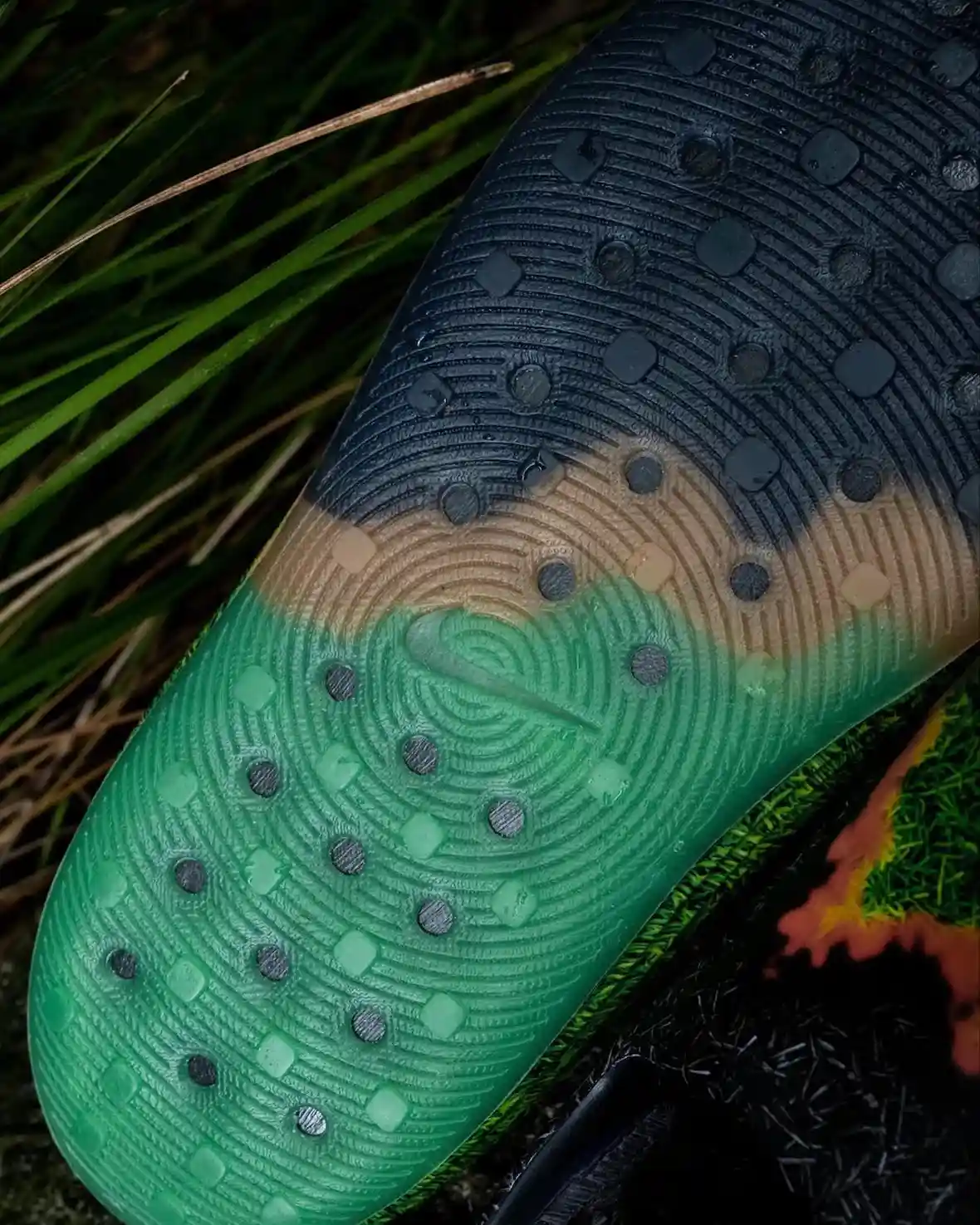 dotSWOOSH x Nike ReactX Rejuven8 "Touch Grass "發佈最新消息 Nike ReactX Rejuven8, Nike - dotSWOOSH x Nike ReactX Rejuven8 "Touch Grass "發佈最新消息