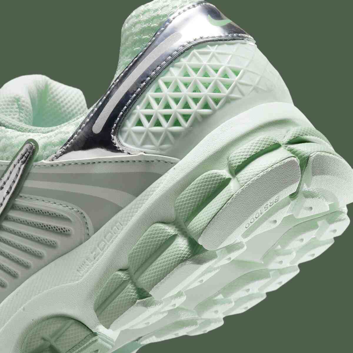 Nike Zoom Vomero 5, Nike - 耐克 Zoom Vomero 5 "裸綠 "為 2026 年夏季帶來柔和的鍍鉻效果
