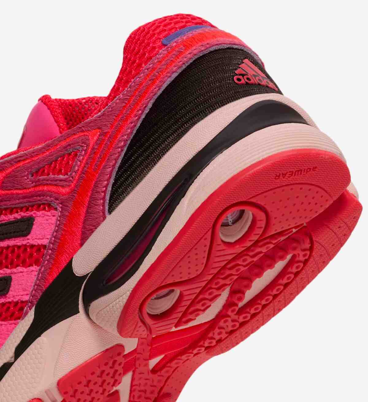 SNIPES 賦予 adidas Adistar Control 5 "被愛 "超越鞋類的信息 adidas Adistar Control 5, adidas - SNIPES 賦予 adidas Adistar Control 5 "被愛 "超越鞋類的信息