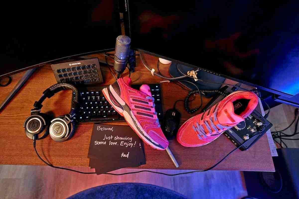 SNIPES 賦予 adidas Adistar Control 5 "被愛 "超越鞋類的信息 adidas Adistar Control 5, adidas - SNIPES 賦予 adidas Adistar Control 5 "被愛 "超越鞋類的信息