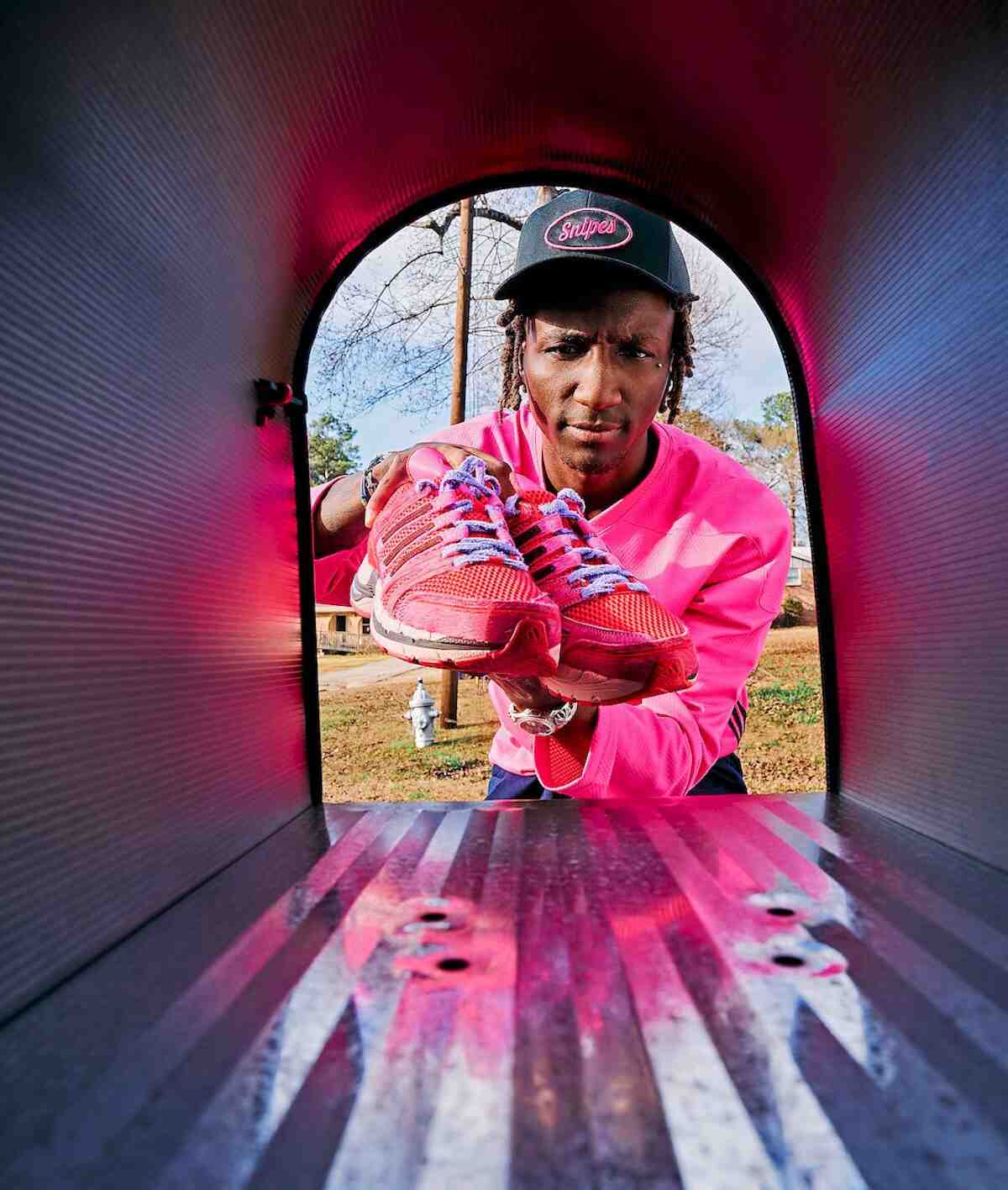 SNIPES 賦予 adidas Adistar Control 5 "被愛 "超越鞋類的信息 adidas Adistar Control 5, adidas - SNIPES 賦予 adidas Adistar Control 5 "被愛 "超越鞋類的信息