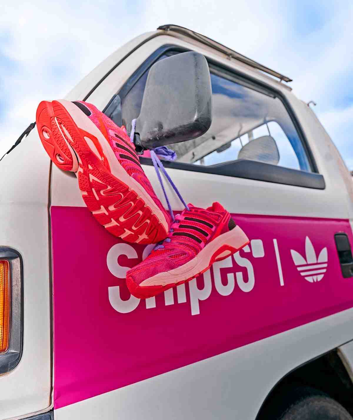 SNIPES 賦予 adidas Adistar Control 5 "被愛 "超越鞋類的信息 adidas Adistar Control 5, adidas - SNIPES 賦予 adidas Adistar Control 5 "被愛 "超越鞋類的信息