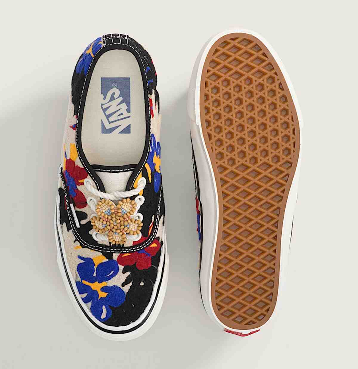 Vans Authentic, Vans - Vans 對 Authentic 44 "針線活 "進行手工改造